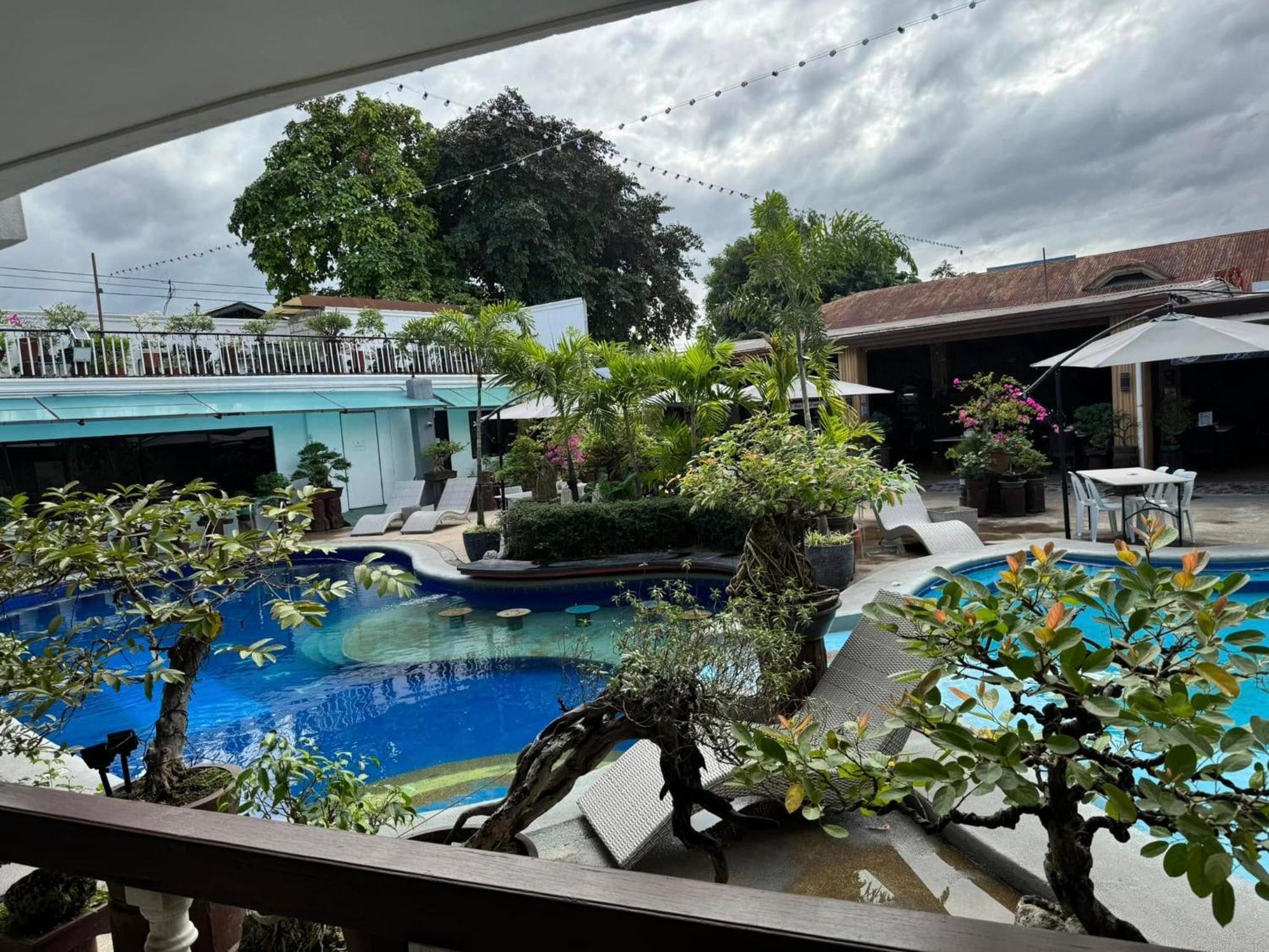 Vincent Resort Hotel Angeles Exterior photo